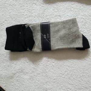 ❣❣  NWT GAP Black/Gray Long Pair of Socks with Snowflake on Ankles